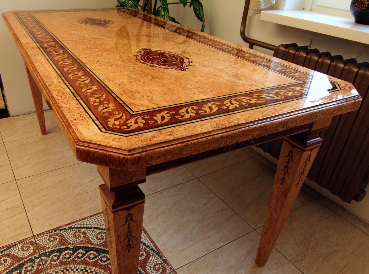 Красивый стол с деревянной столешницей