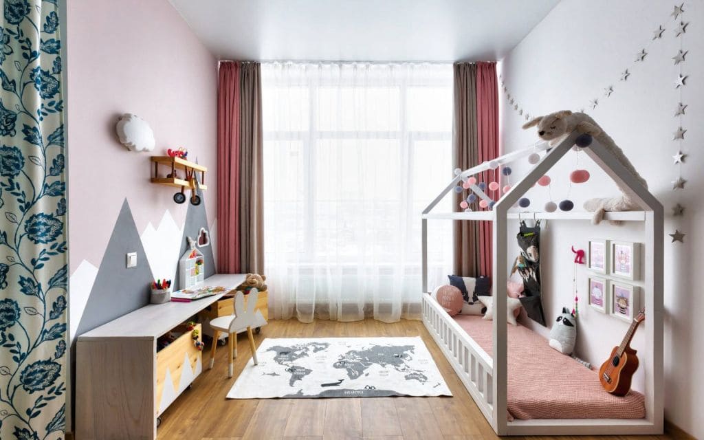 Интерьер детской прямоугольной комнаты девочке